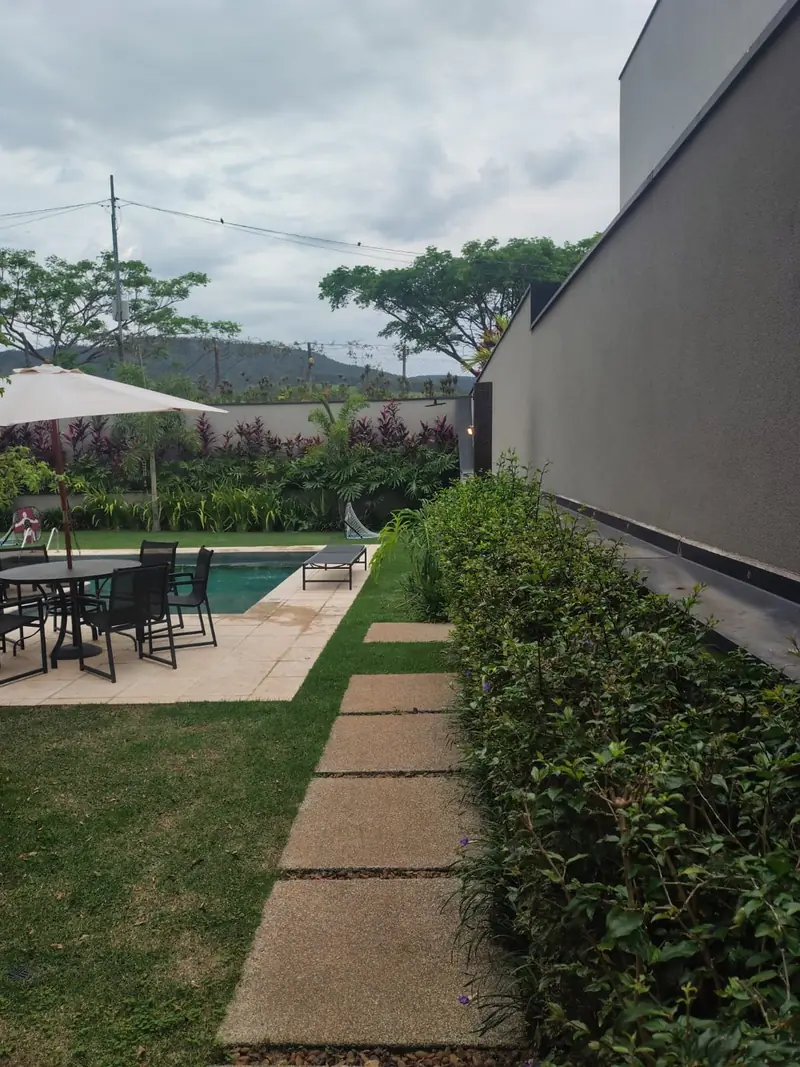 Piscina e jardim com caminho de pedras