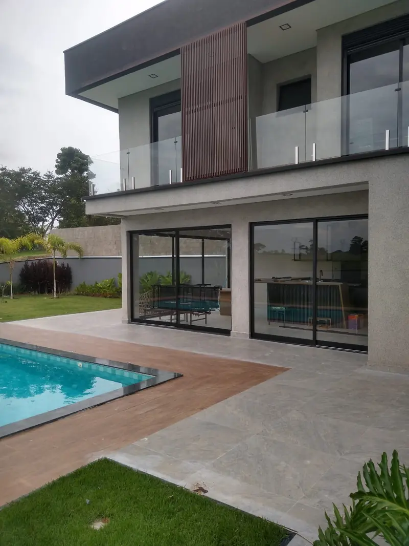 Fachada com brise de madeira e piscina